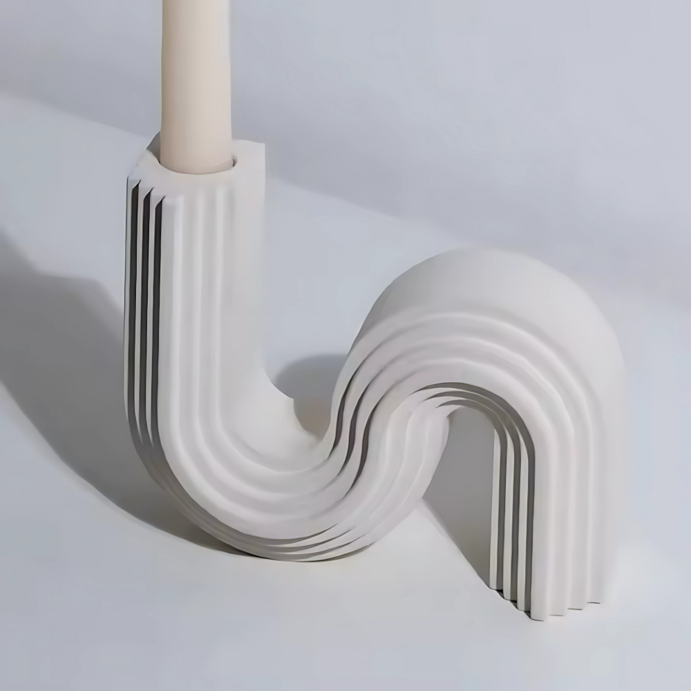 “Curve Ljusstake – Skulptural ljusstake i modern design (Svart/Vit)”