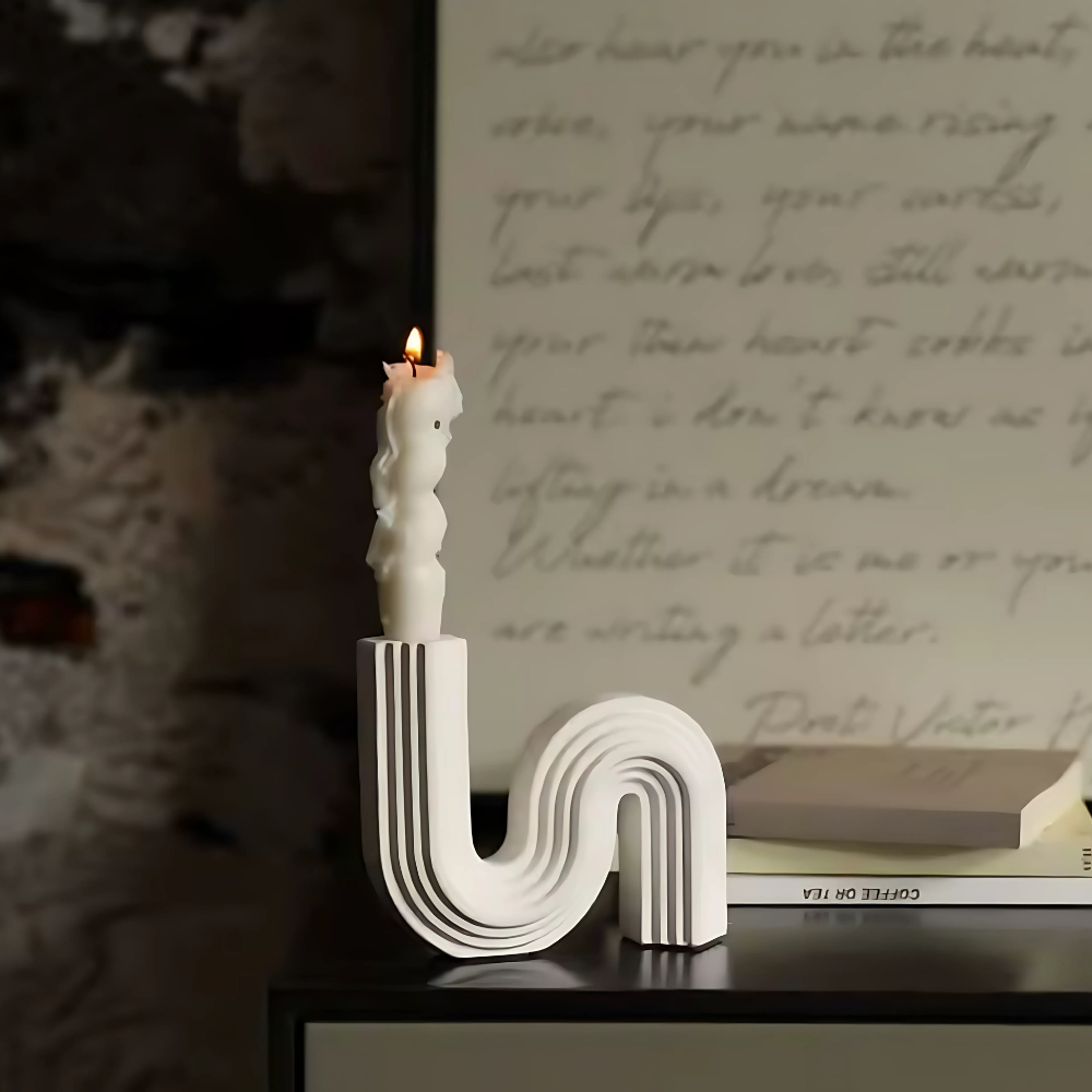 “Curve Ljusstake – Skulptural ljusstake i modern design (Svart/Vit)”