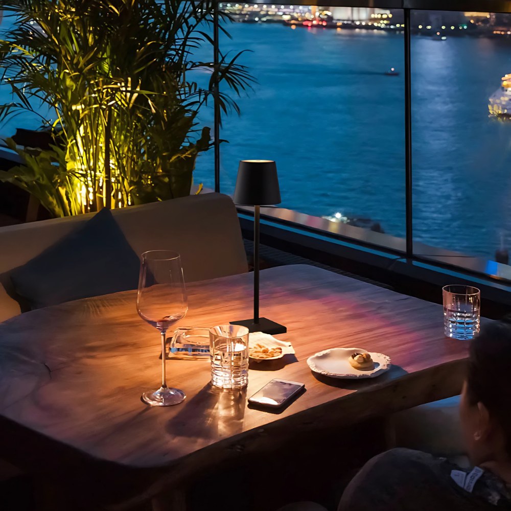 Modern LED Bordslampa – Trådlös & Dimmbar för Mysig Belysning