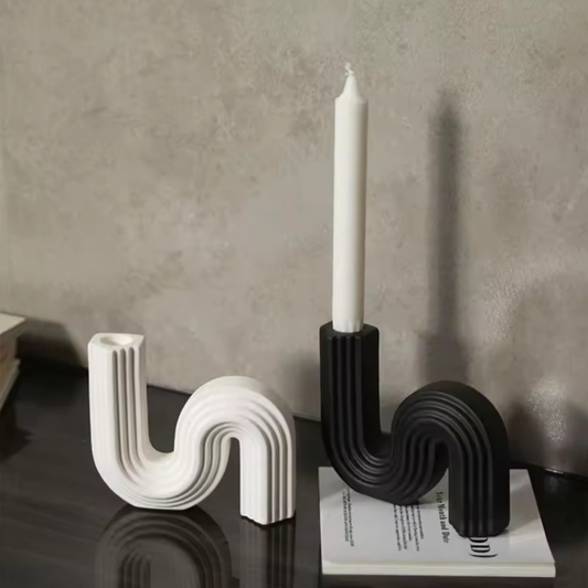 “Curve Ljusstake – Skulptural ljusstake i modern design (Svart/Vit)”