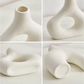 Skulptural Dekorvas i Keramik – Vit eller Svart – Modern Designvas i 2 Storlekar