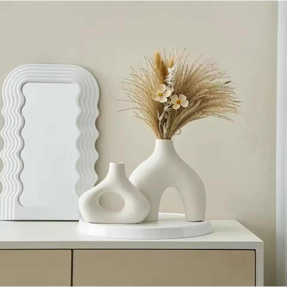 Skulptural Dekorvas i Keramik – Vit eller Svart – Modern Designvas i 2 Storlekar