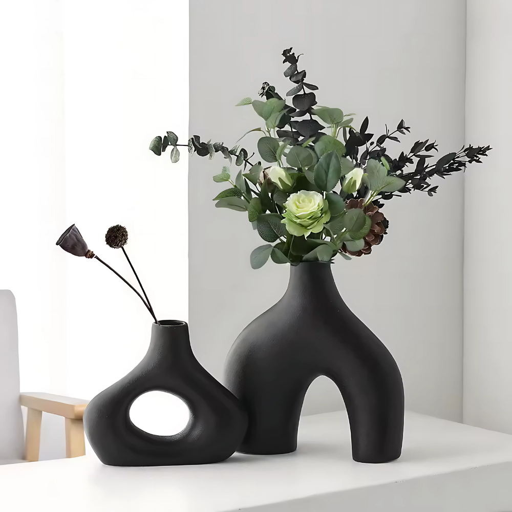 Skulptural Dekorvas i Keramik – Vit eller Svart – Modern Designvas i 2 Storlekar